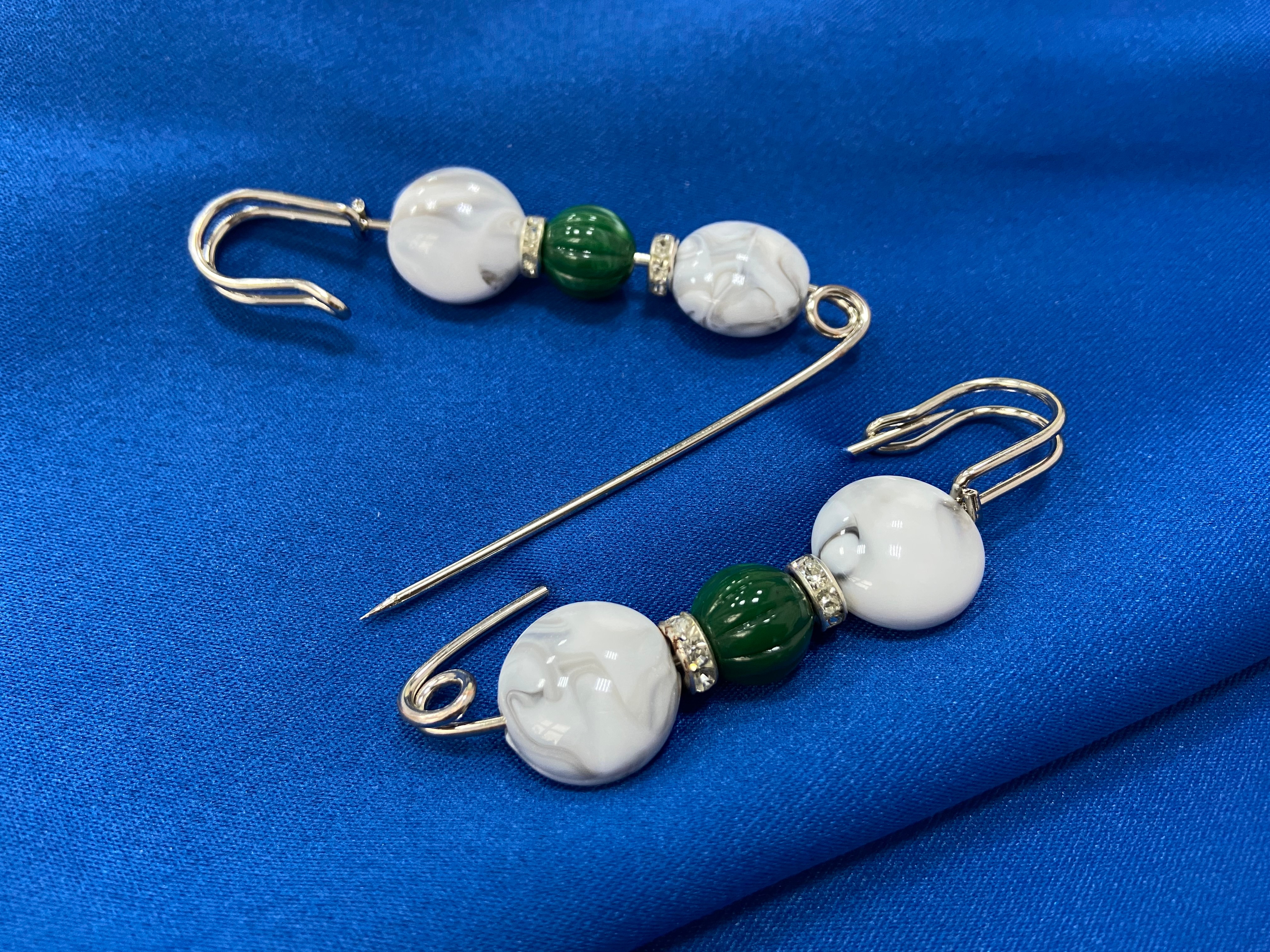 Брошки-булавки с бусинами со скидкой 50%